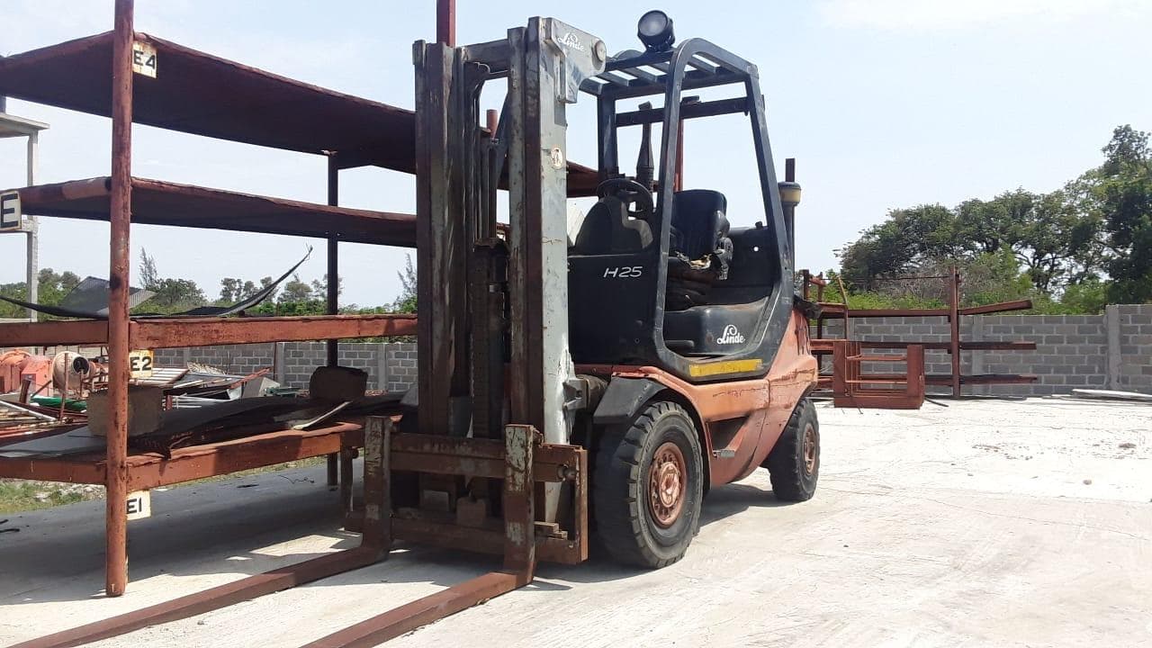 Empilhadeira Linde H25 ·