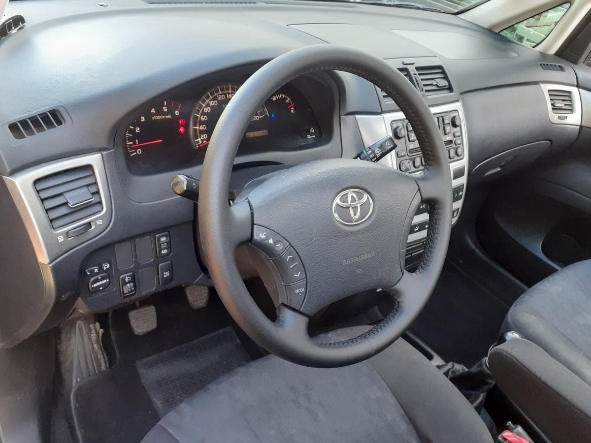 Toyota Avensis D4D · Ano 2004 — imagem 12