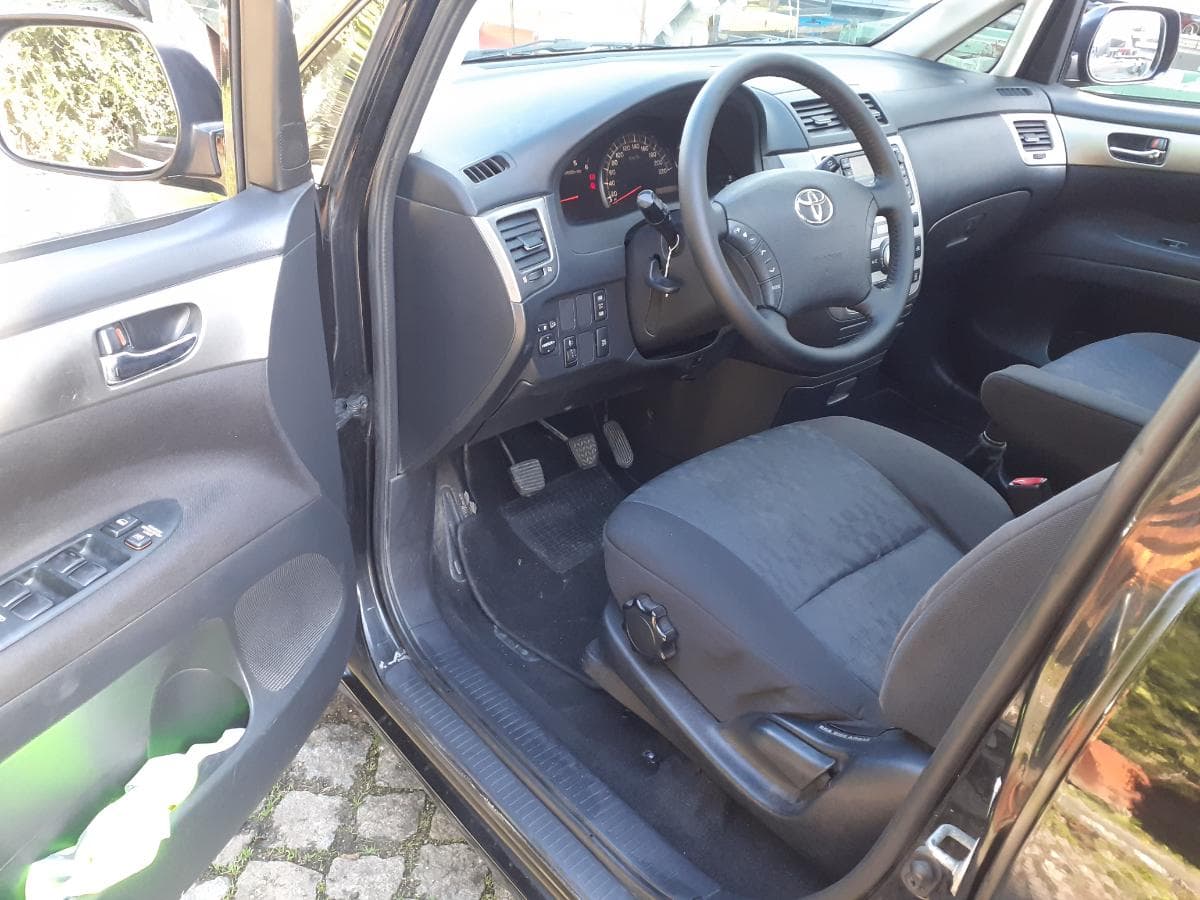 Toyota Avensis D4D · Ano 2004 — imagem 9