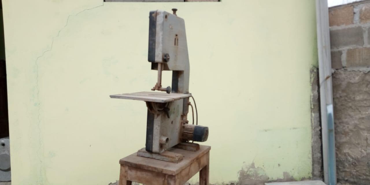 Máquina de corte de madeira ·