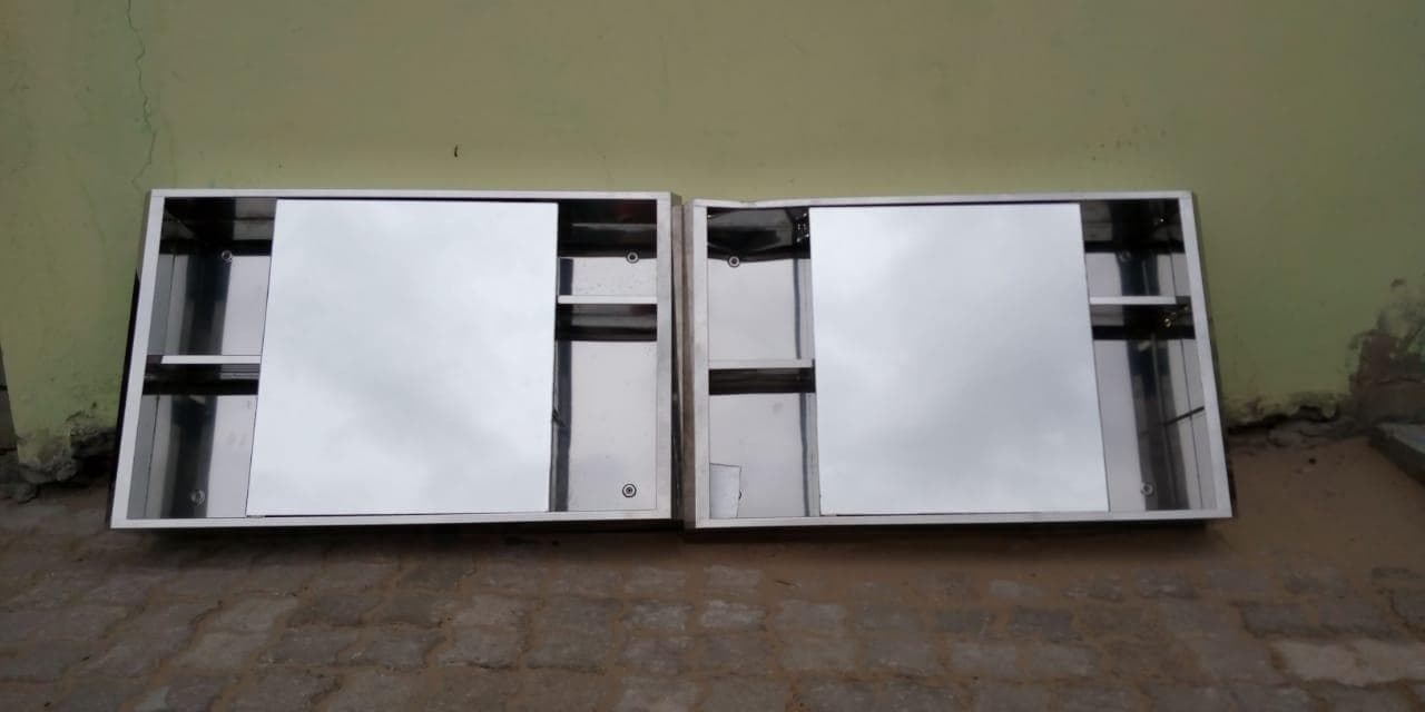 Armários com espelhos ·
