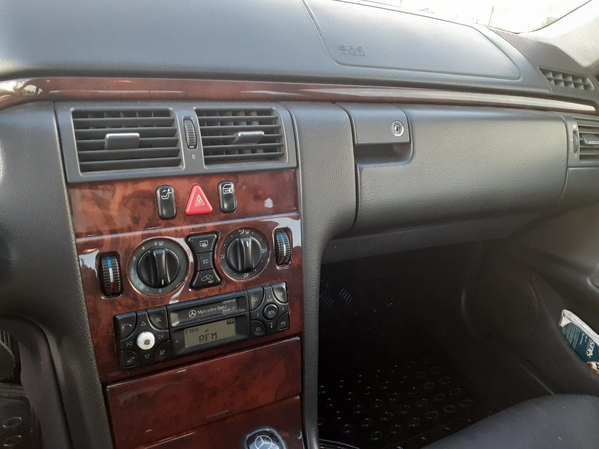Mercedes-Benz E220 CDI · Ano 2000 — imagen 12