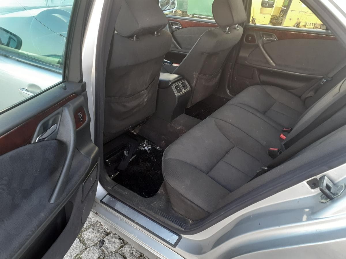 Mercedes-Benz E220 CDI · Ano 2000 — imagen 8