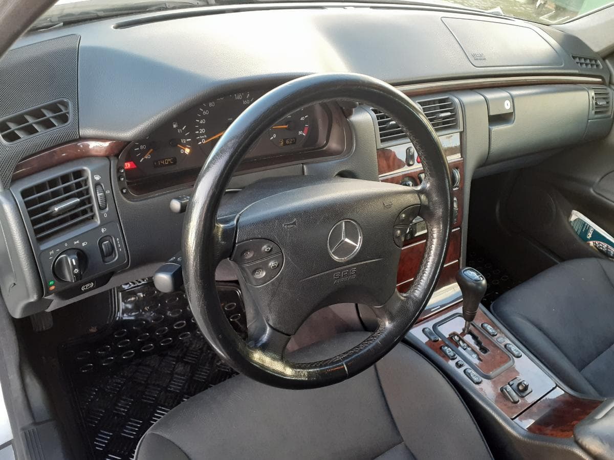 Mercedes-Benz E220 CDI · Ano 2000 — imagen 11