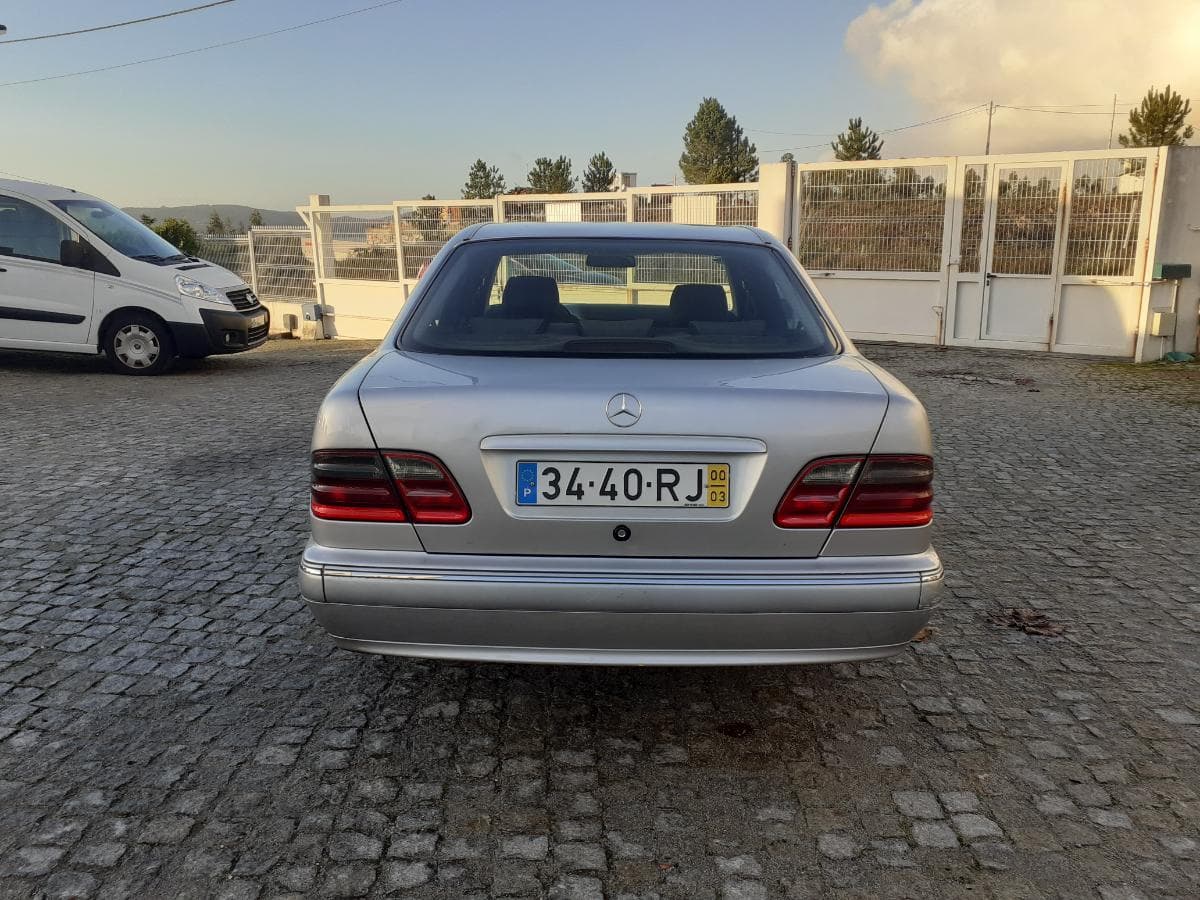 Mercedes-Benz E220 CDI · Ano 2000 — imagen 5