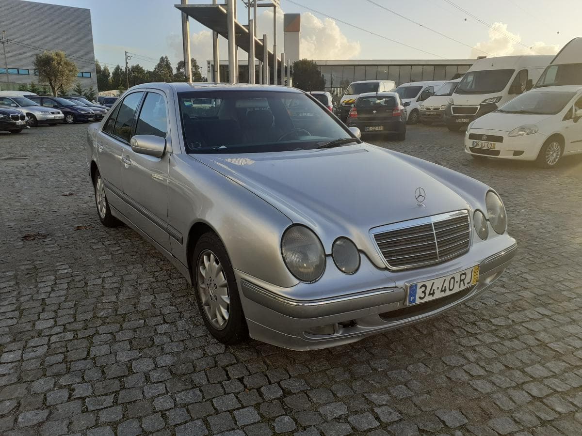 Mercedes-Benz E220 CDI · Ano 2000 — imagen 3