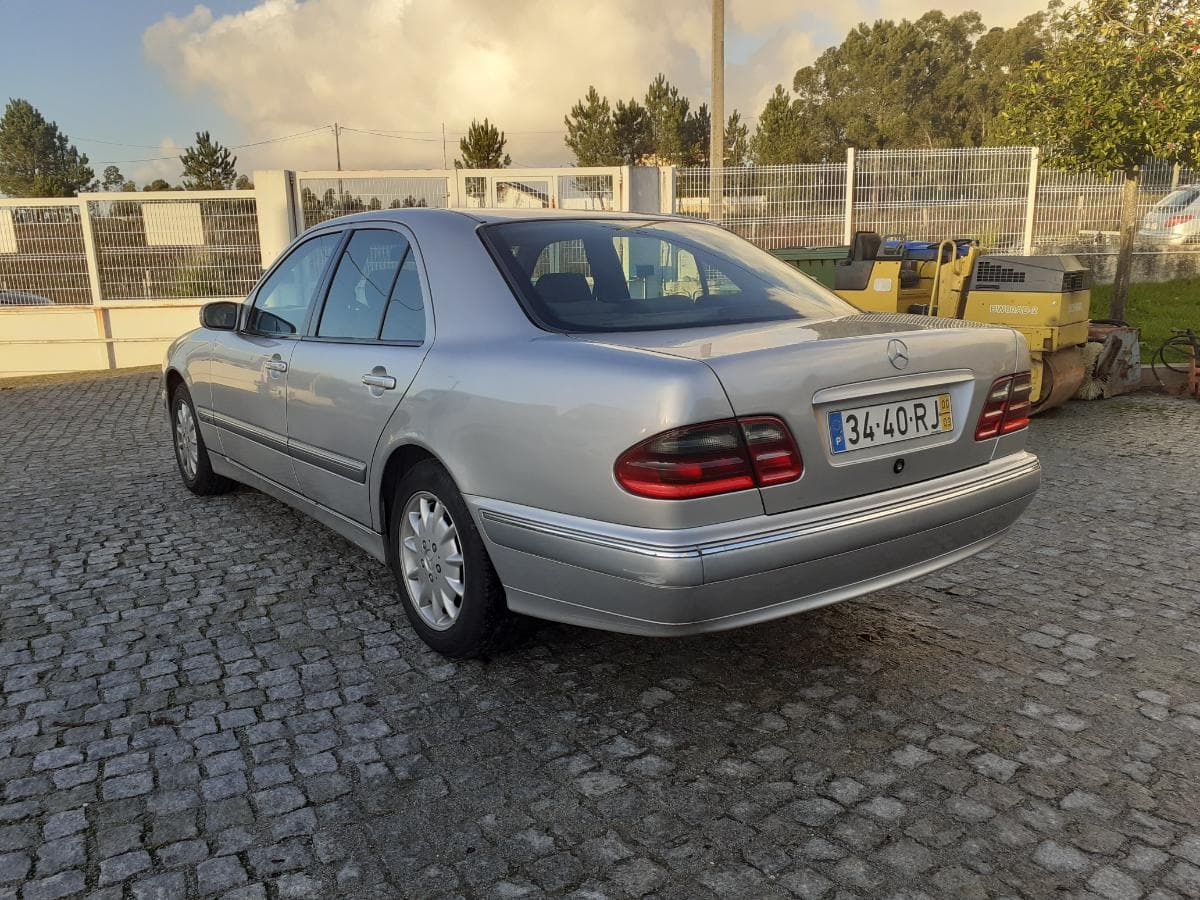 Mercedes-Benz E220 CDI · Ano 2000 — imagen 4