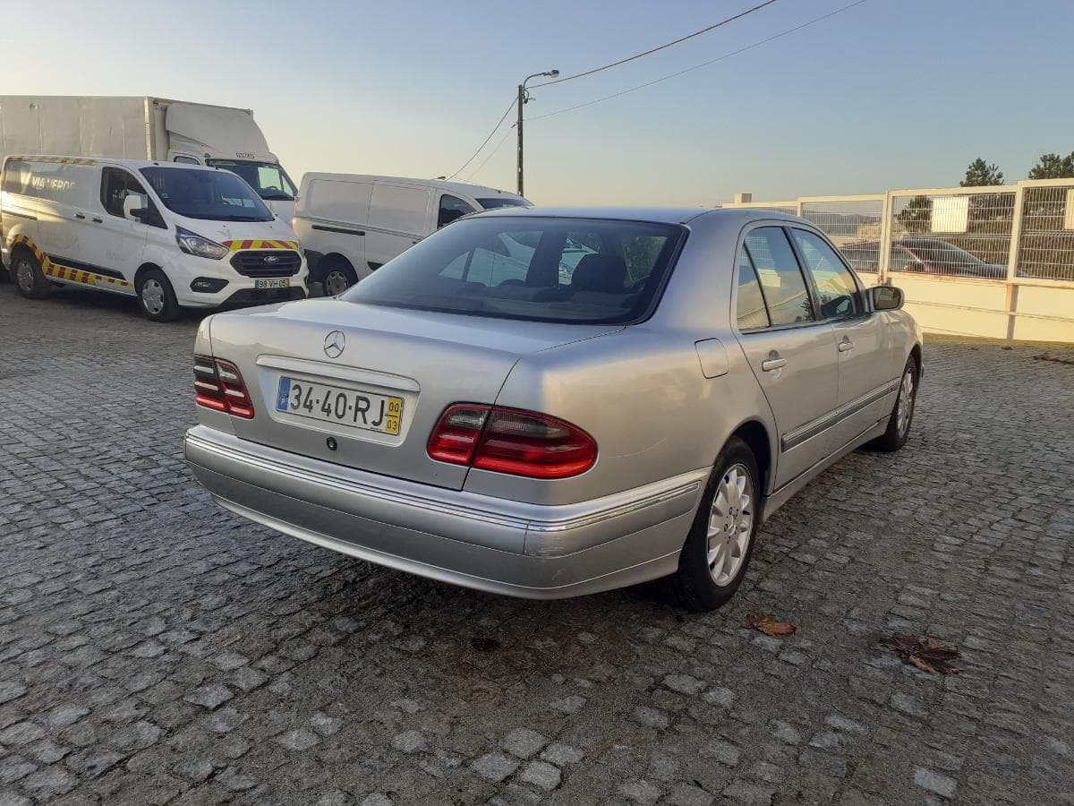 Mercedes-Benz E220 CDI · Ano 2000 — imagen 6