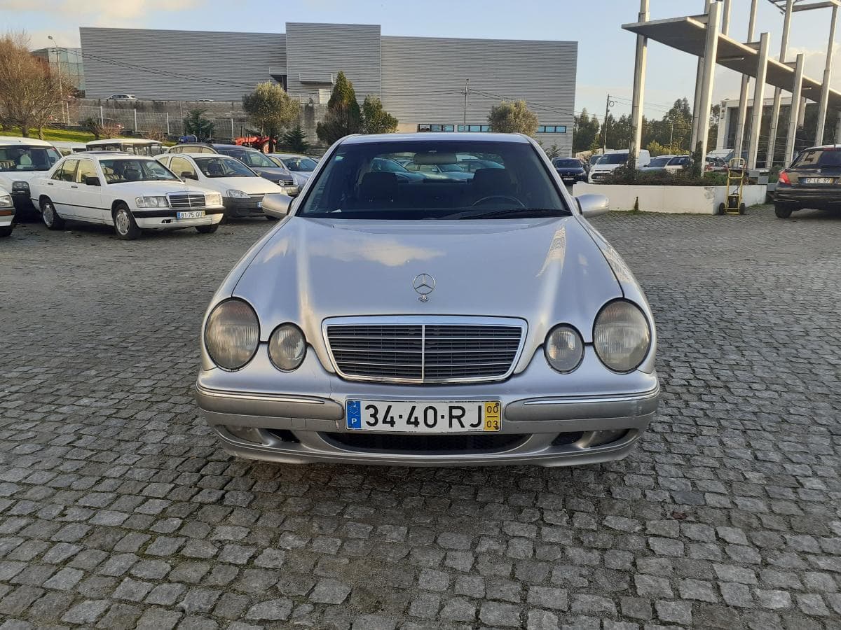 Mercedes-Benz E220 CDI · Ano 2000 — imagen 2