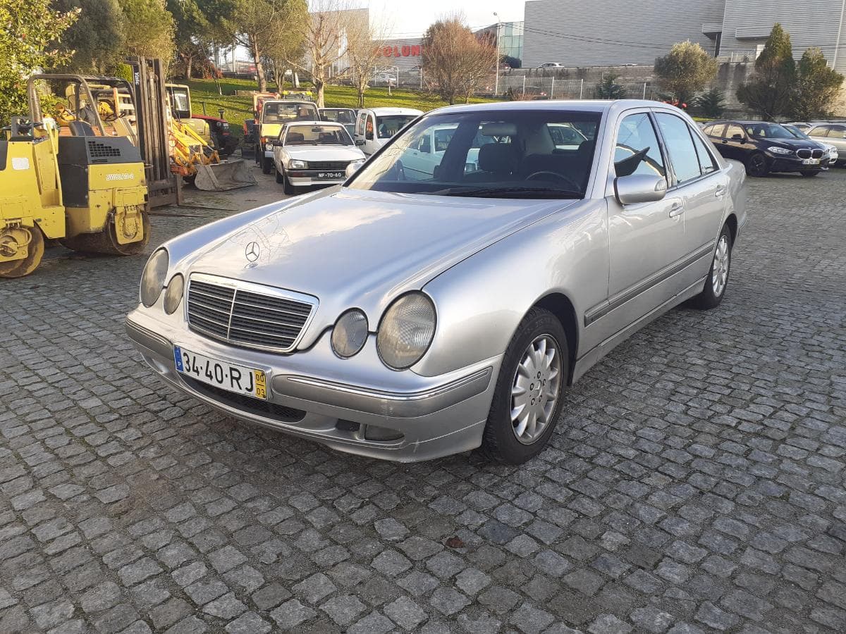 Mercedes-Benz E220 CDI · Ano 2000 — imagen 1
