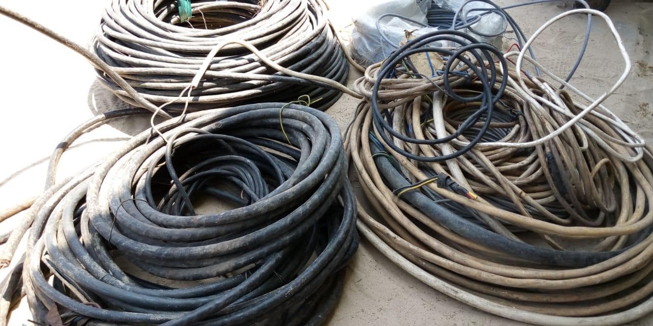 Cabos elétricos. ·