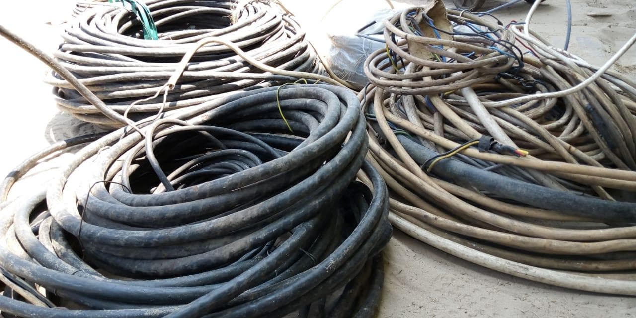 Cabos elétricos. · — imagem 2