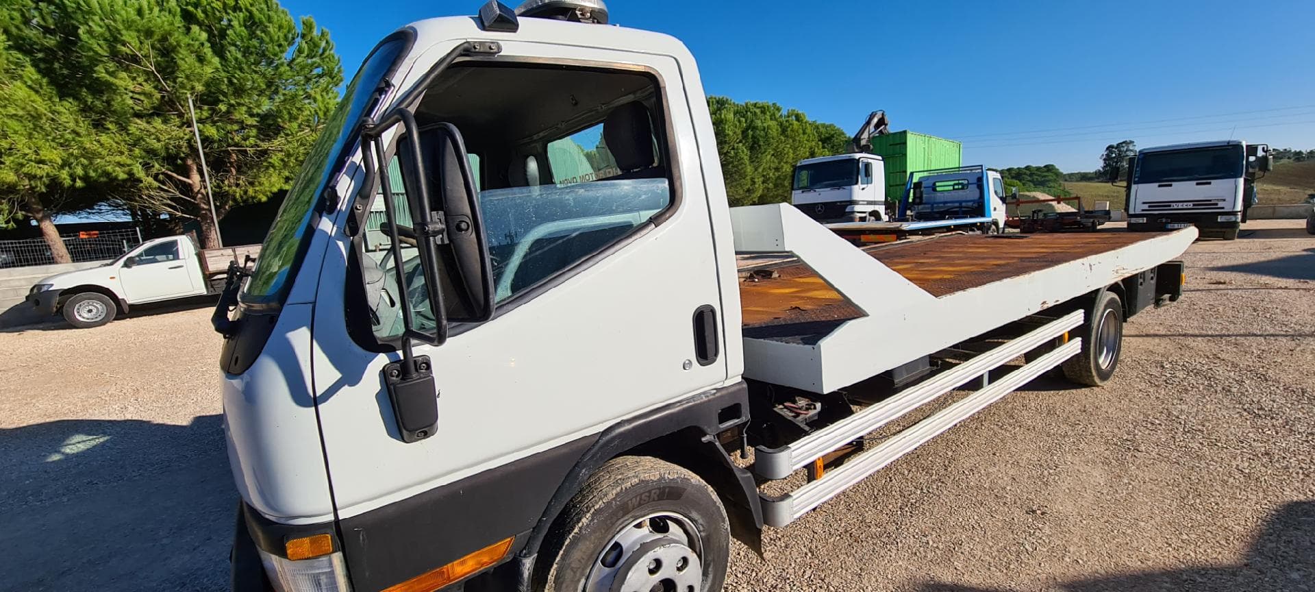 Reboque Mitsubishi Canter — imagen 1