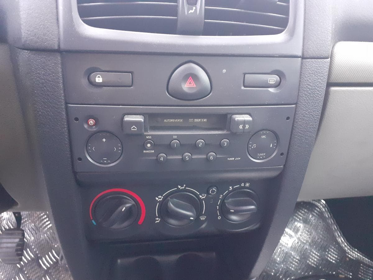 Renault Clio 1.2 - Ano 2001 — image 11