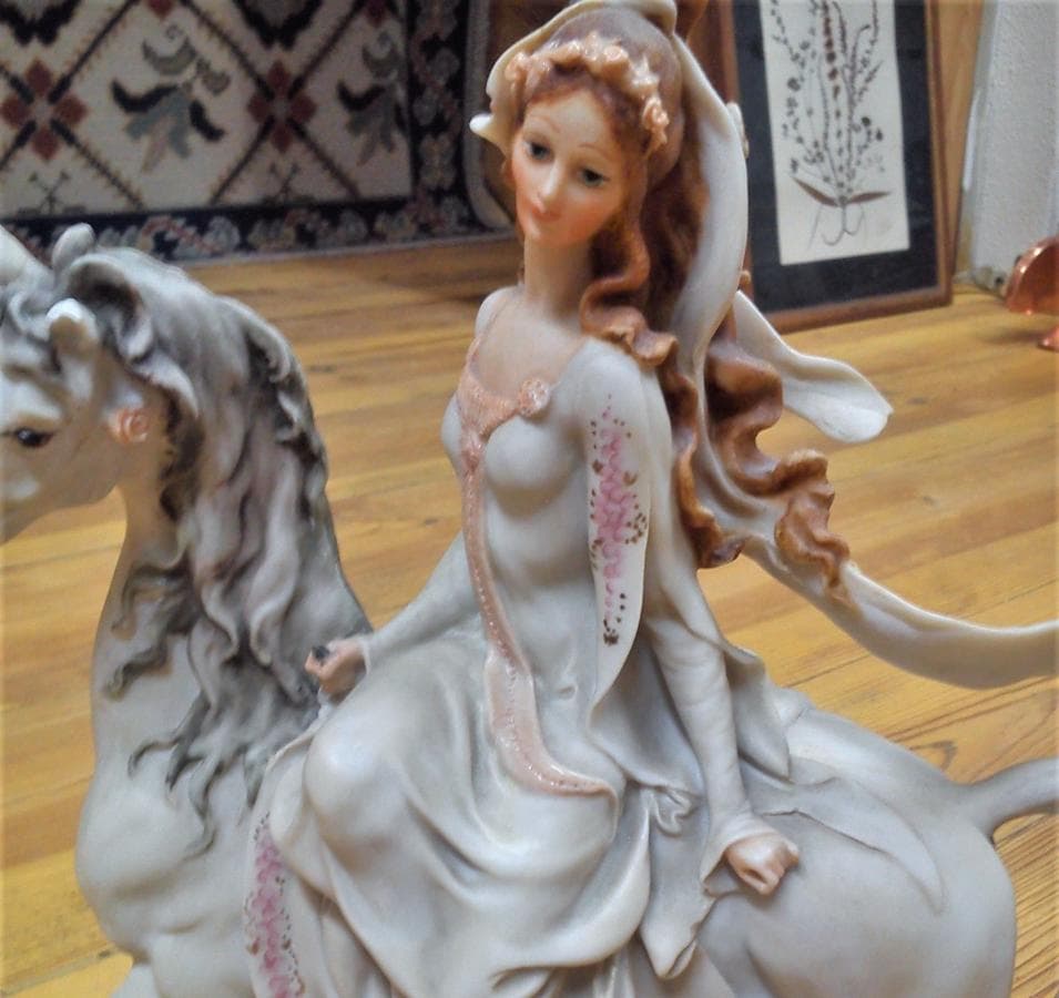 Estatueta de menina a cavalo — imagem 2