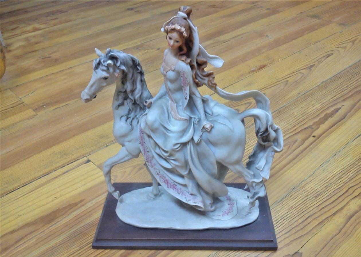 Estatueta de menina a cavalo — imagem 1