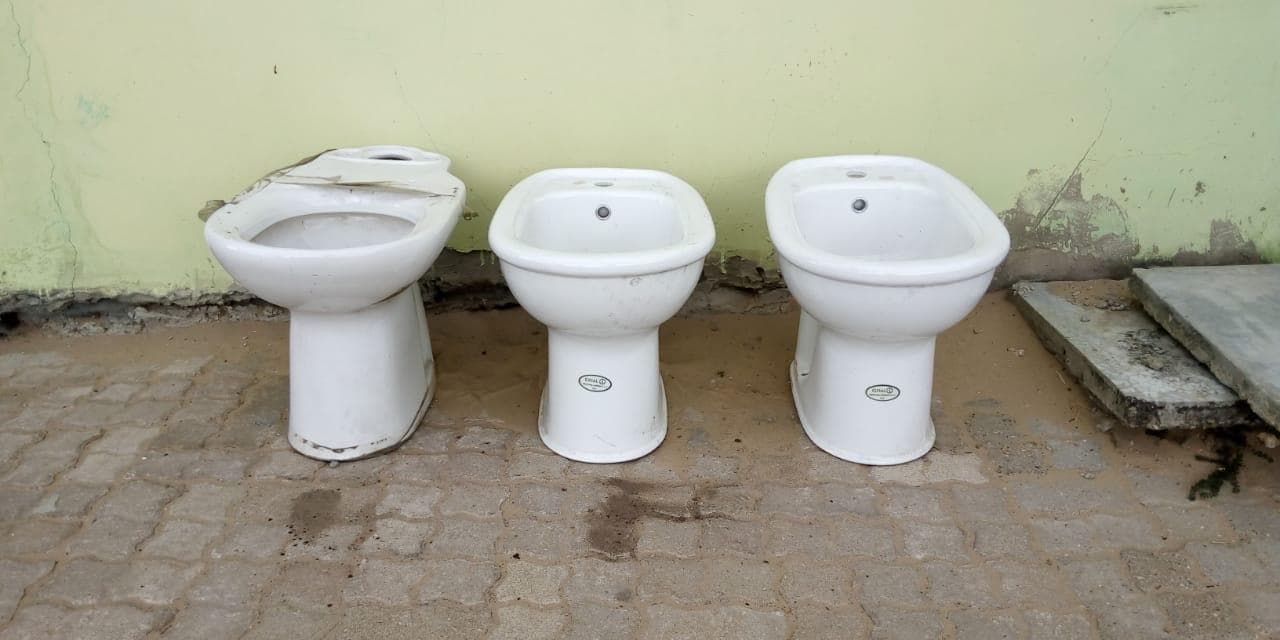 Louça sanitária ·