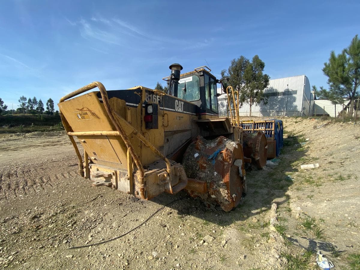 Compactador CATERPILLER · Coimbra — imagem 4