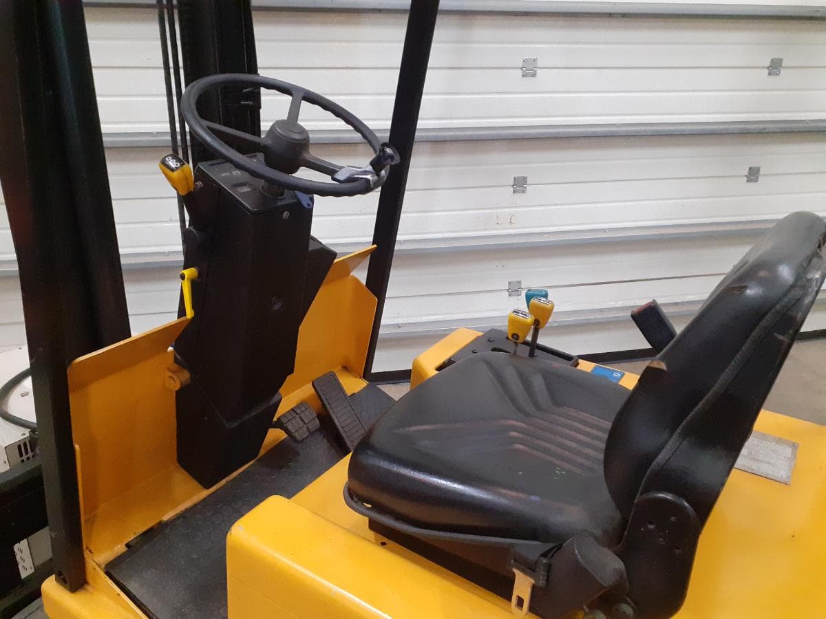 Empilhador Clark · Elétrico · 1500kg — imagem 6