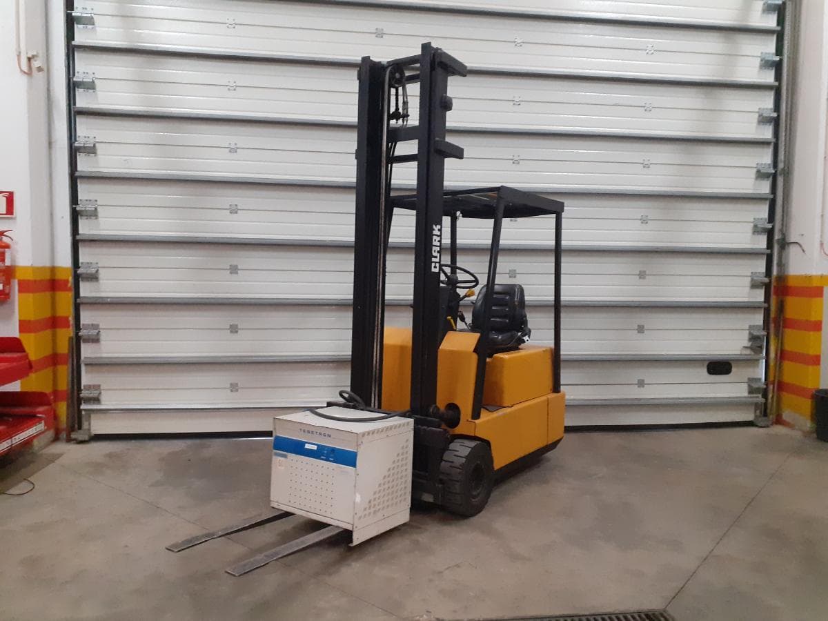 Empilhador Clark · Elétrico · 1500kg — imagem 1