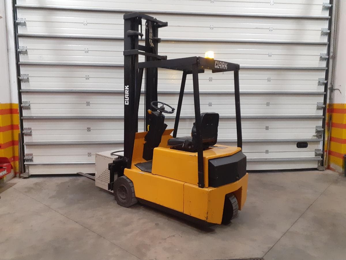 Empilhador Clark · Elétrico · 1500kg — imagem 3