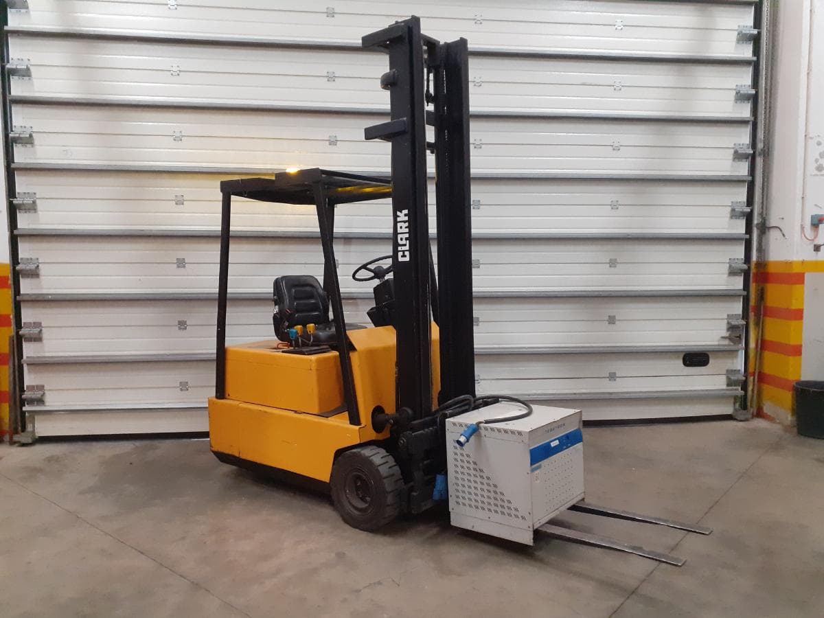 Empilhador Clark · Elétrico · 1500kg — imagem 2