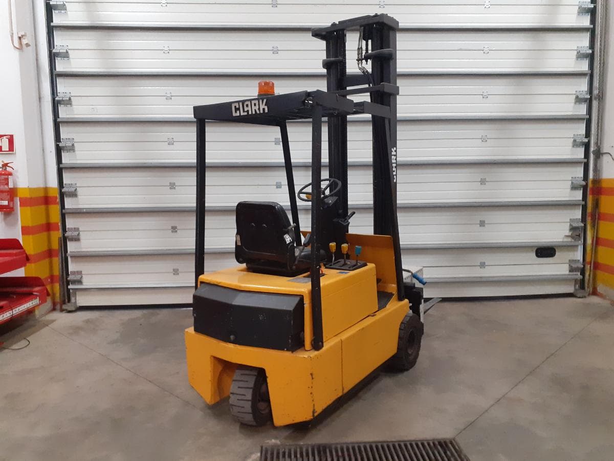 Empilhador Clark · Elétrico · 1500kg — imagem 4