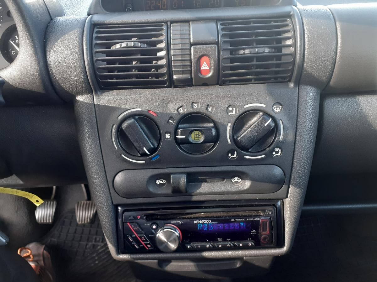 Opel Corsa 1.4 SI · Ano 1994 — imagem 13