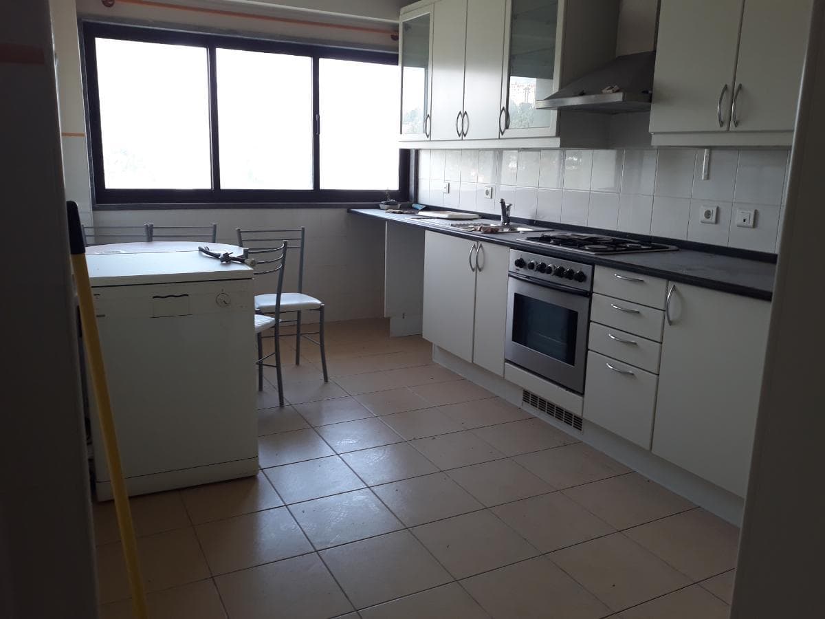 Apartamento T3 + 2 Lugares de Estacionamento + Arrecadação · Odivelas — image 2