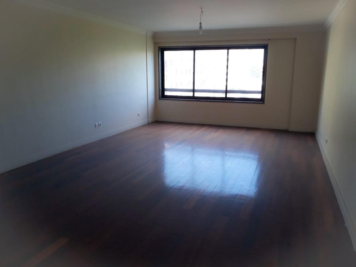 Apartamento T3 + 2 Lugares de Estacionamento + Arrecadação · Odivelas — image 3