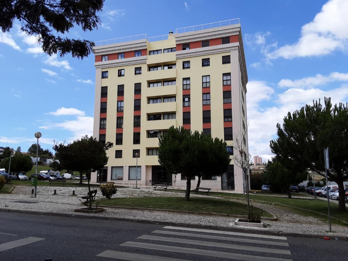Apartamento T3 + 2 Lugares de Estacionamento + Arrecadação · Odivelas — image 1