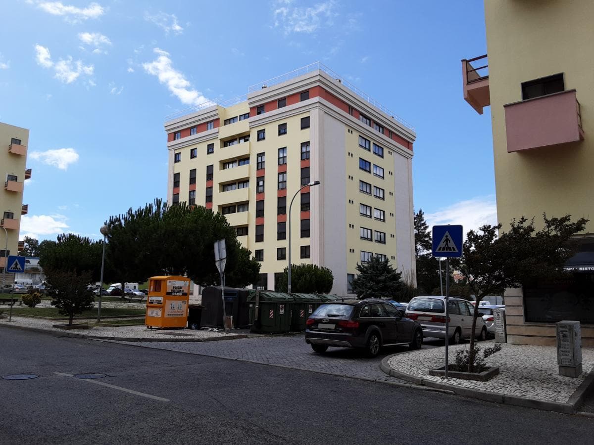Apartamento T3 + 2 Lugares de Estacionamento + Arrecadação · Odivelas — image 9
