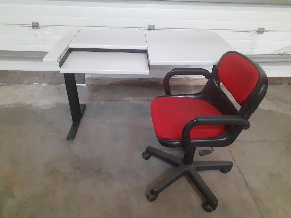 Secretária e cadeira — image 3