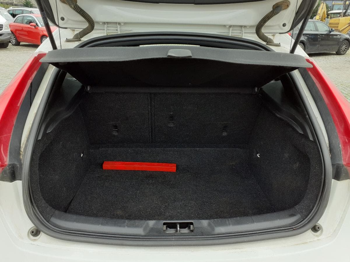 Volvo V40 D2 · Ano 2013 — imagen 18
