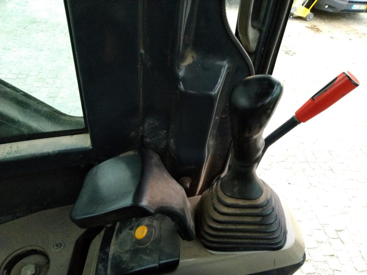 Mini Giratória Komatsu — imagem 9