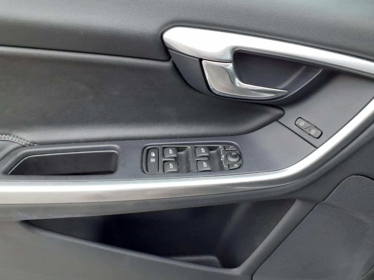 Volvo V60 · Híbrida · Diesel · Ano 2016 — imagen 9