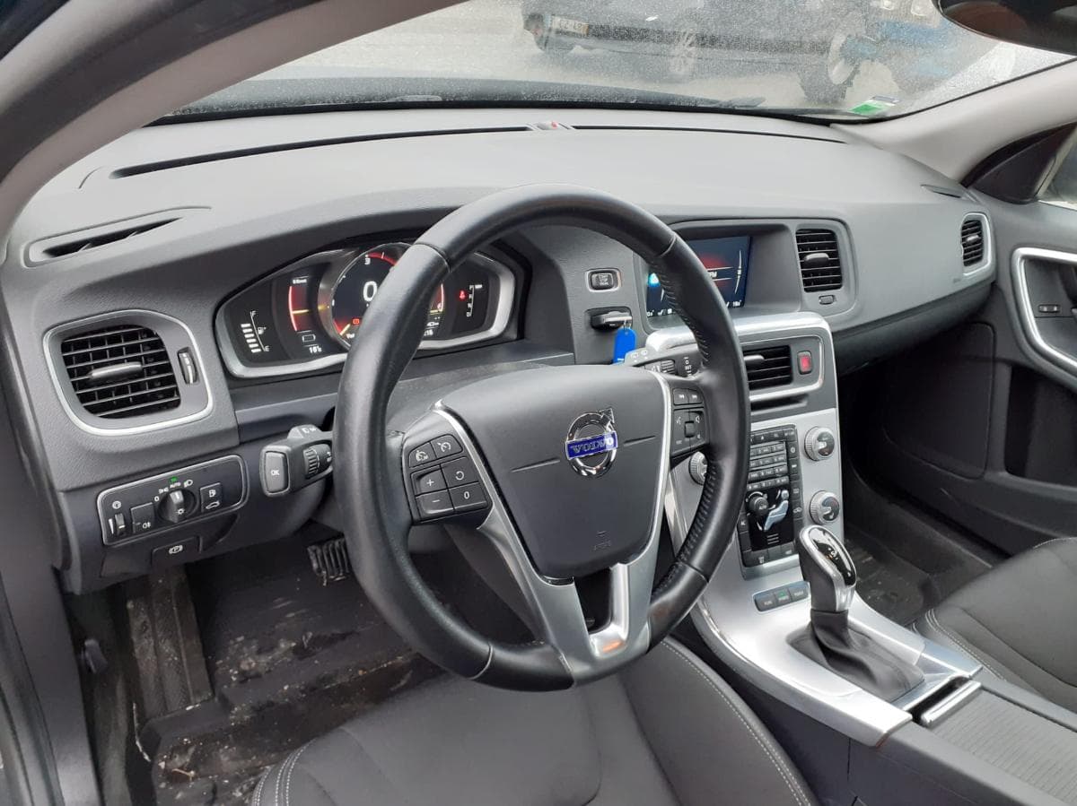 Volvo V60 · Híbrida · Diesel · Ano 2016 — imagen 10