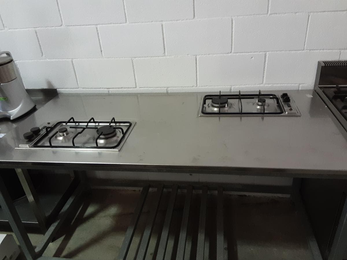 Mesa de trabajo con 4 fuegos — image 2