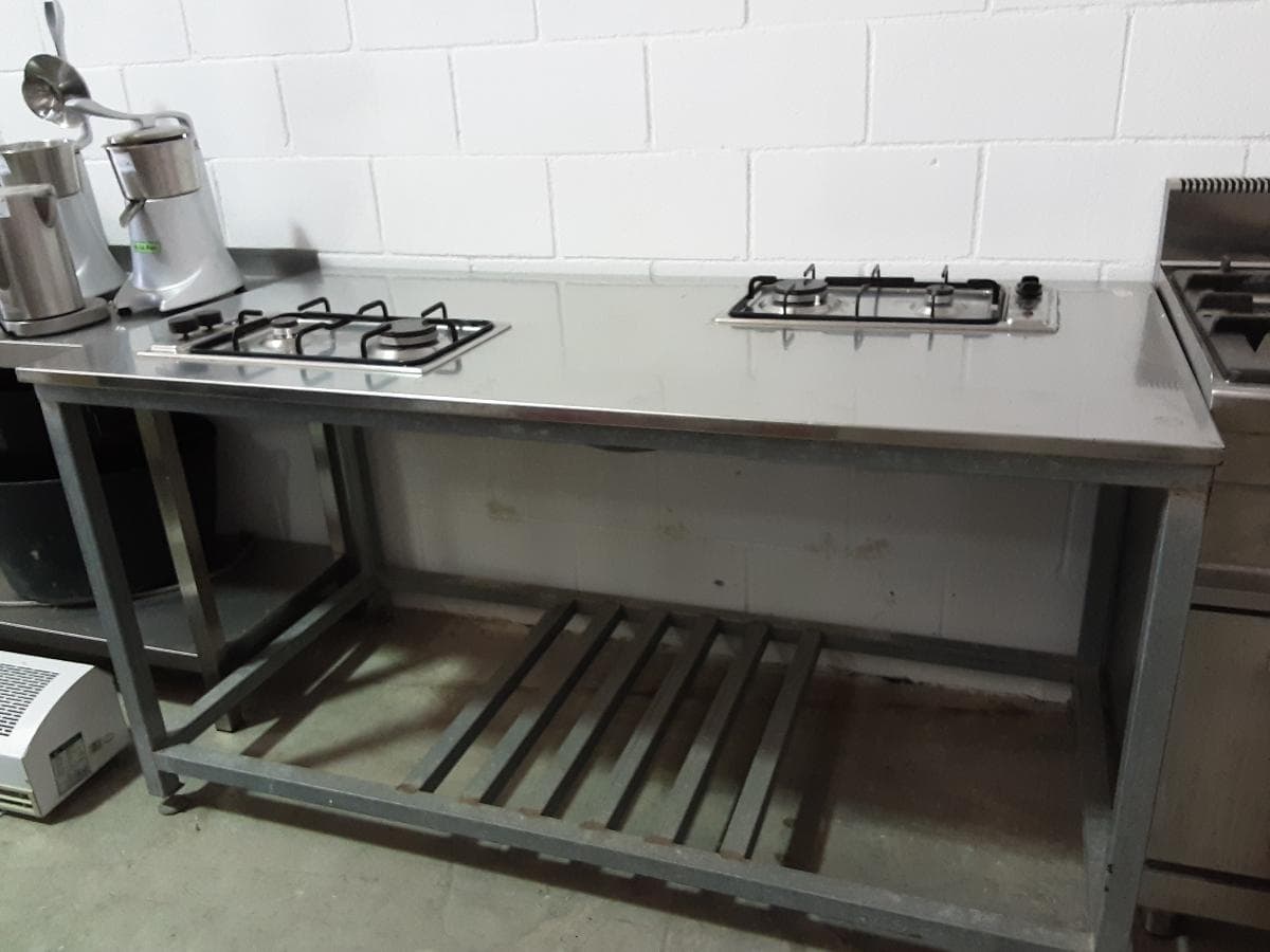 Mesa de trabajo con 4 fuegos — image 1