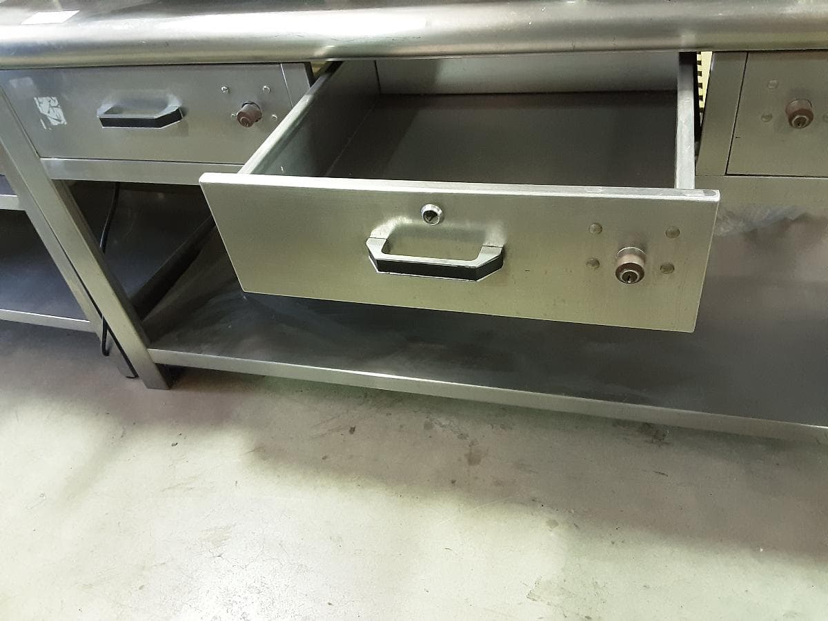 Mesa con balda y tres cajones — image 2
