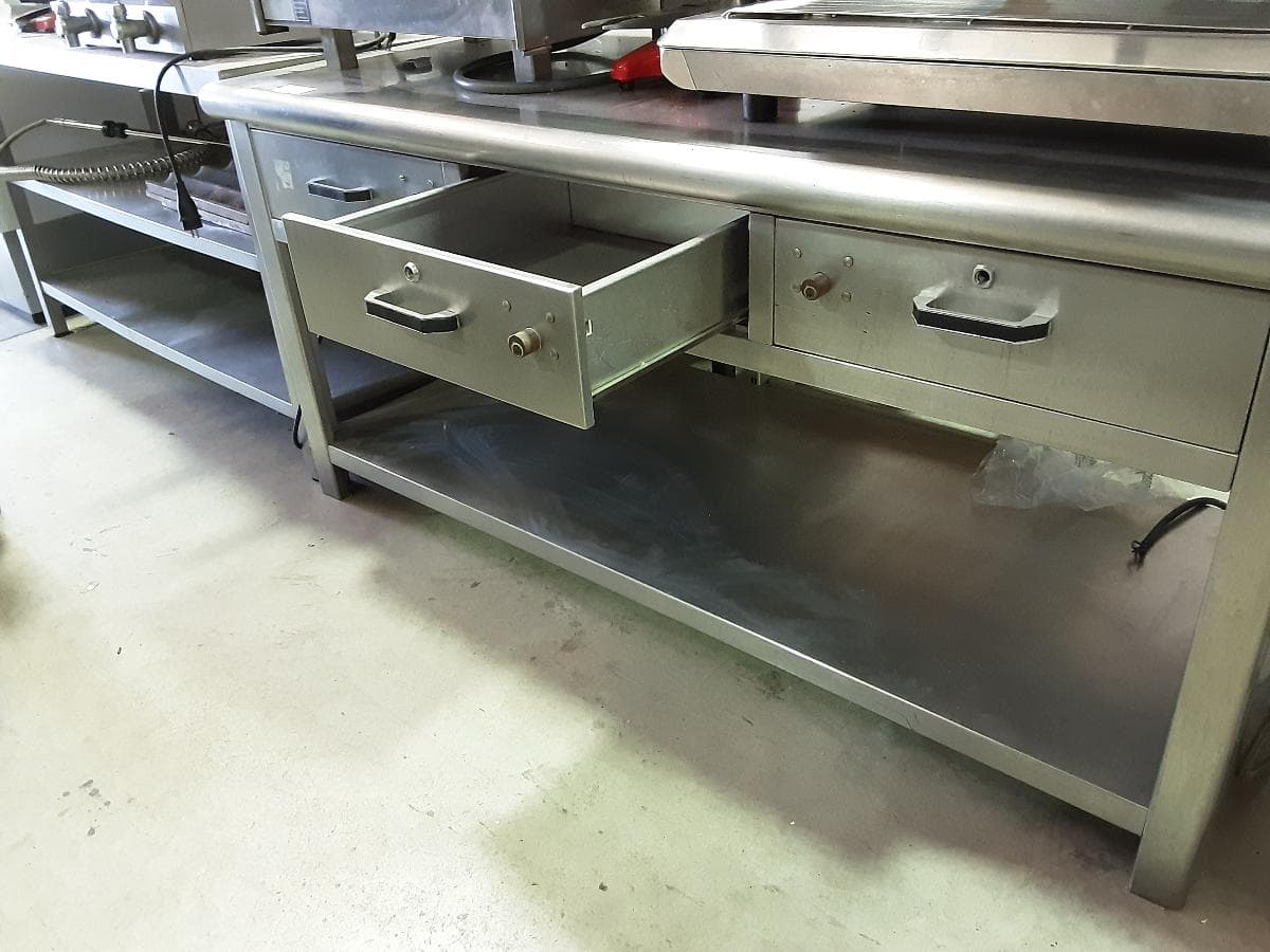 Mesa con balda y tres cajones — image 3