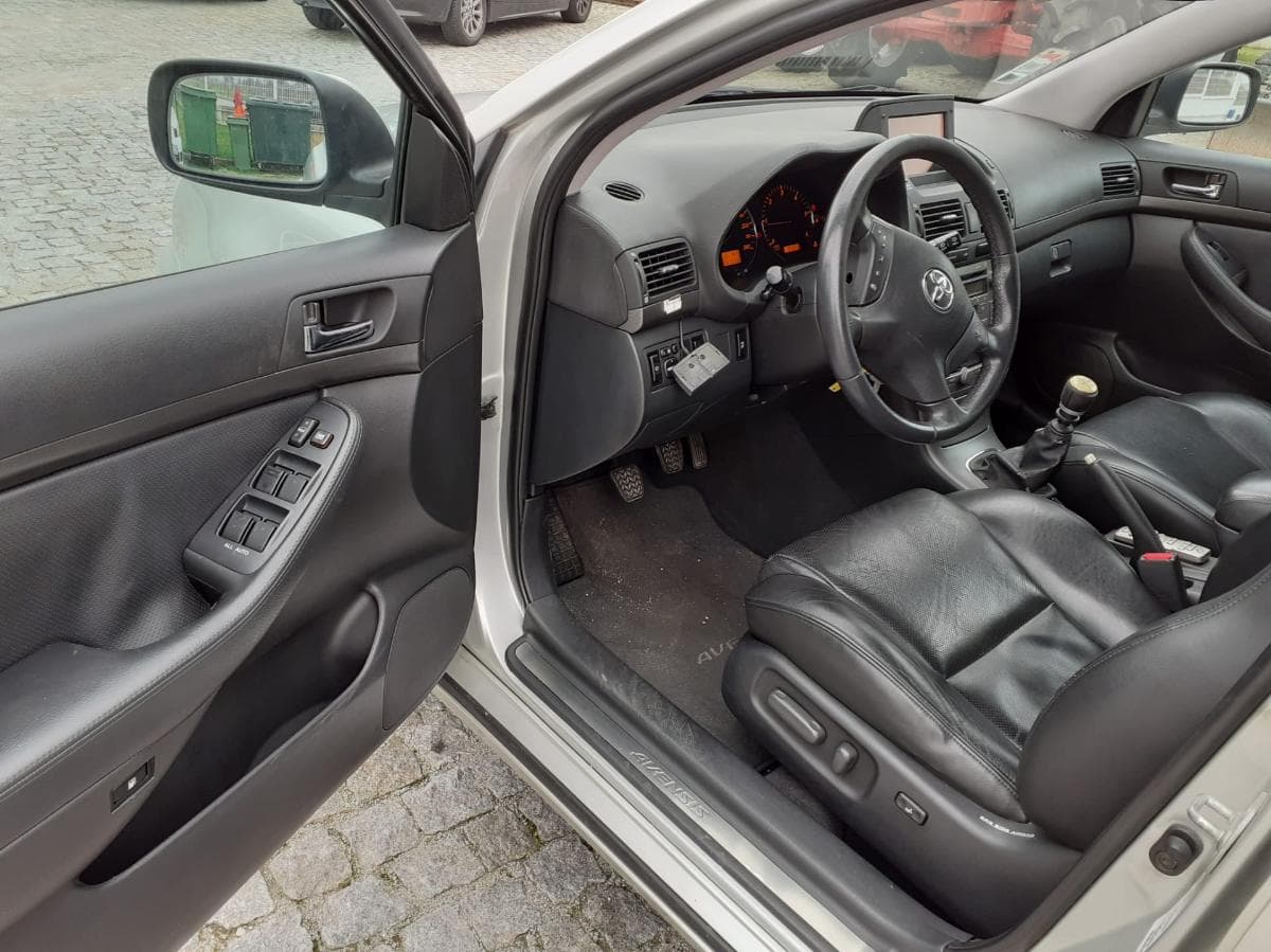 Toyota Avensis 2.2 D4D · Ano 2006 — imagen 4