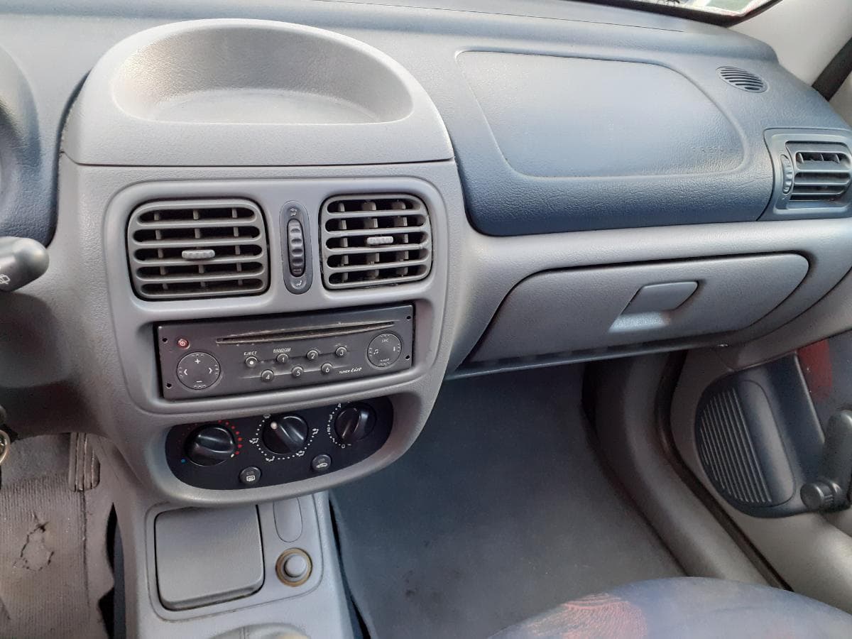 Renault Clio 1.2 · Ano 2000 — image 11