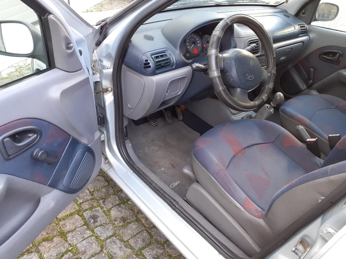 Renault Clio 1.2 · Ano 2000 — image 7