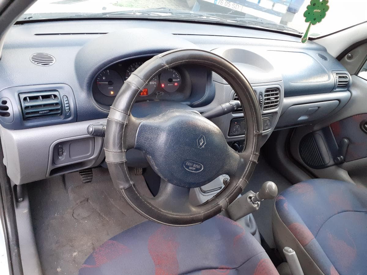 Renault Clio 1.2 · Ano 2000 — image 10