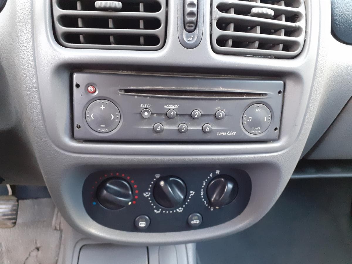 Renault Clio 1.2 · Ano 2000 — image 13