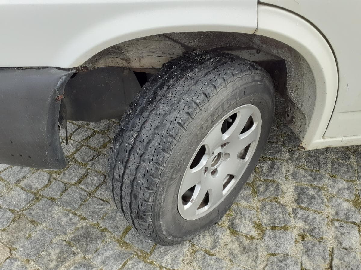 Volkswagen Transporter 2.4 D · 9 lugares · Ano 2000 — imagen 17