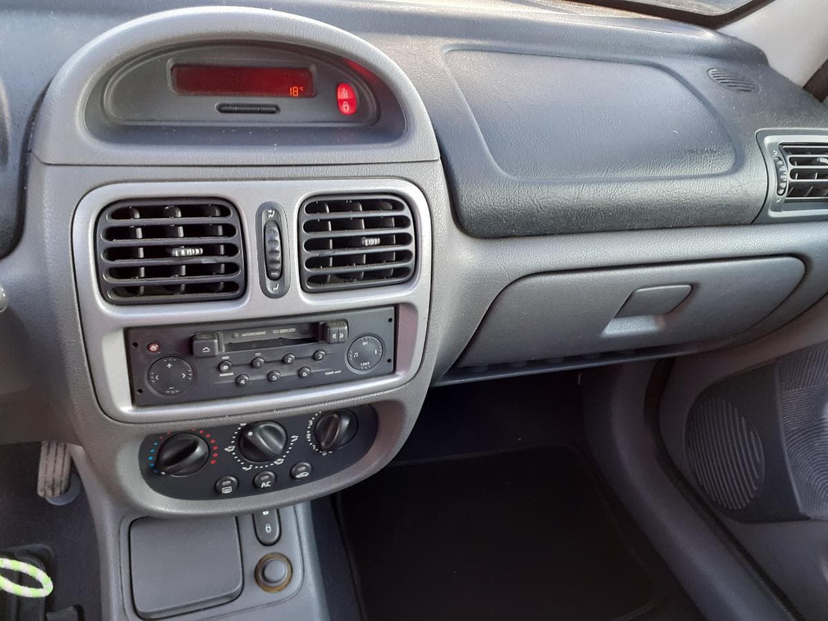 Renault Clio 1.2 · Ano 2000 — imagem 11
