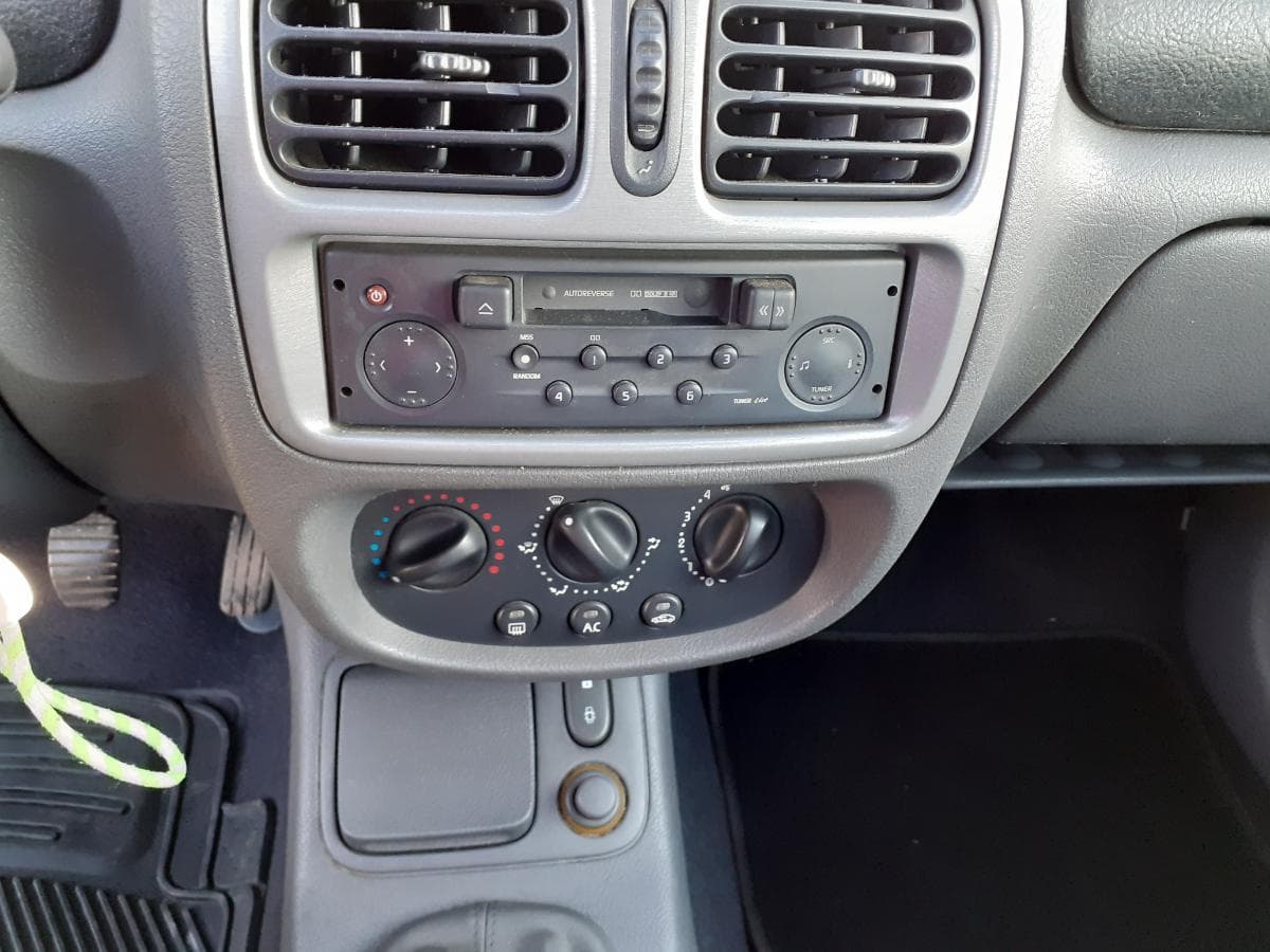 Renault Clio 1.2 · Ano 2000 — imagem 13