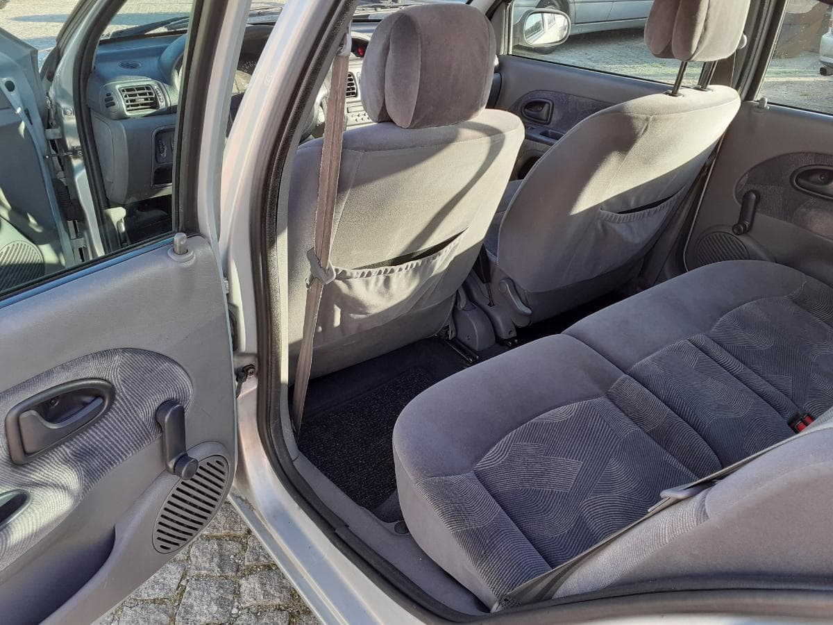 Renault Clio 1.2 · Ano 2000 — imagem 14